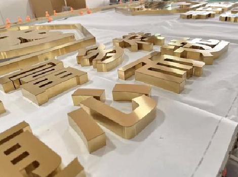 金湖拉丝不锈钢字的特点。